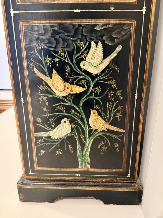 Image 1 of Cassettiera vintage in legno nero, dipinta a mano e riccamente decorata, con 8 cassetti