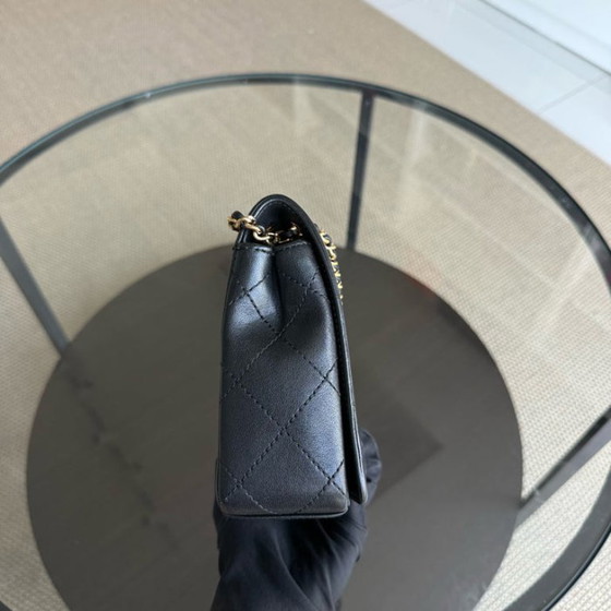 Image 1 of Borsa Chanel Seasonal Flap Mademoiselle - Pelle di vitello trapuntata, nera, con finiture dorate.