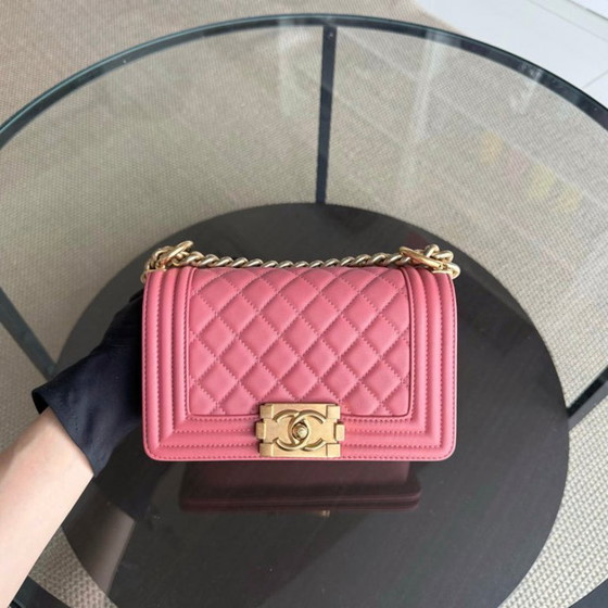 Image 1 of Chanel Boy Small – 20 cm, gestepptes Kalbsleder, roségoldene Beschläge, Serie 28