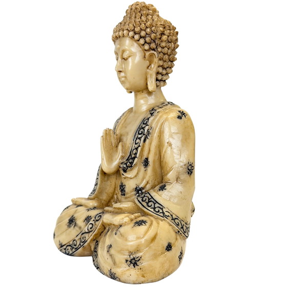 Buddha decorativo seduto in resina con Abhaya Mudra – Crema e Nero – Sculture, Modern (photo 8 of 10)