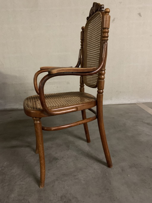 Sessel, Josef Hoffmann für Thonet. 1900. Mit eleganter Holzschnitzerei an der Oberseite der Rückenlehne. (photo 2 of 9)