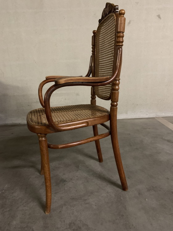 Fauteuil, Josef Hoffman pour Thonet. 1900. Avec d'élégantes sculptures sur bois en haut du dossier. – Wood (photo 2 of 9)