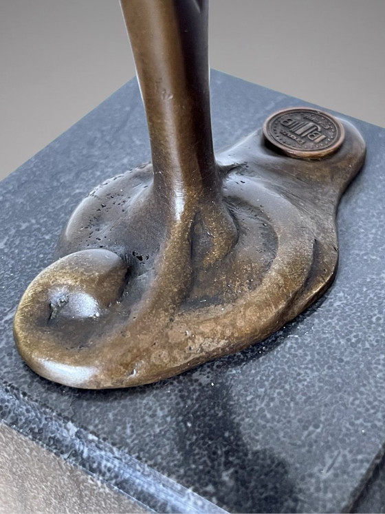 Image 1 of Escultura de ciervo Art Déco en bronce patinado, firmada por Coenrad, sobre una base con efecto mármol - 40 cm