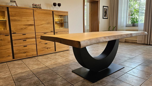 Unieke massief eikenhouten eettafel – 6,5 cm dikke, uit één stuk vervaardigde plaat – handgemaakt ontwerp
