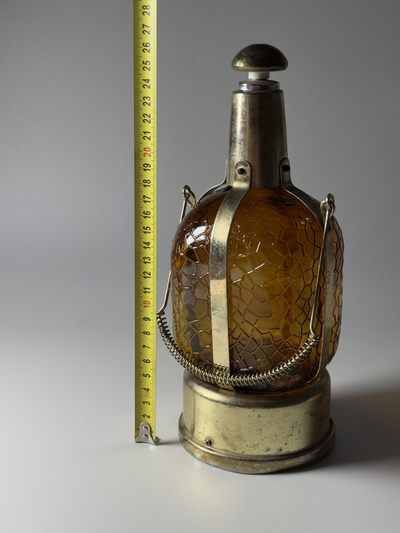 Image 1 of Bouteille carafe musicale vintage – Mécanisme musical à remontoir – Inspiration Steampunk et Art Déco – vers 1970