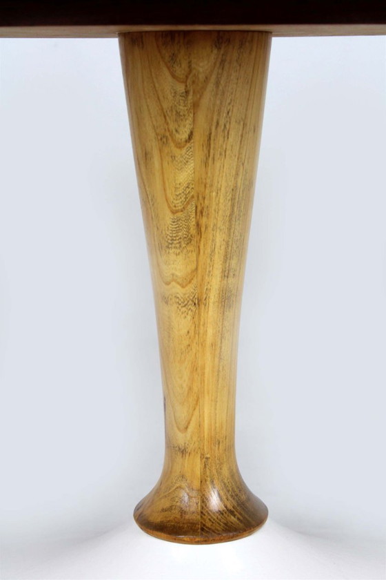 Image 1 of Tavolino da caffè ovale Tulip in noce restaurato, stile Mid-Century Modern di Dřevotvar, anni '60