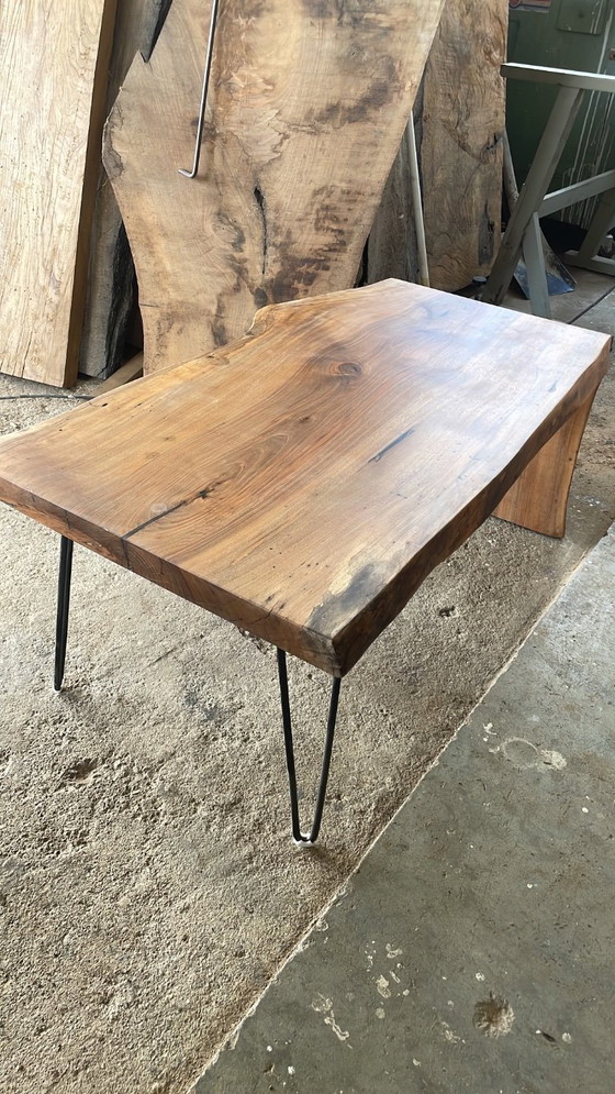 Image 1 of • “Handgemaakte notenhouten tafel van verouderd hout – Luxe design”