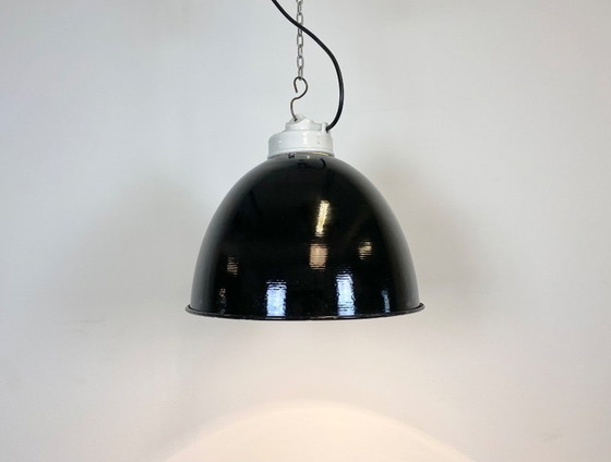 Image 1 of Lampada industriale in smalto nero con parte superiore in porcellana, anni '50