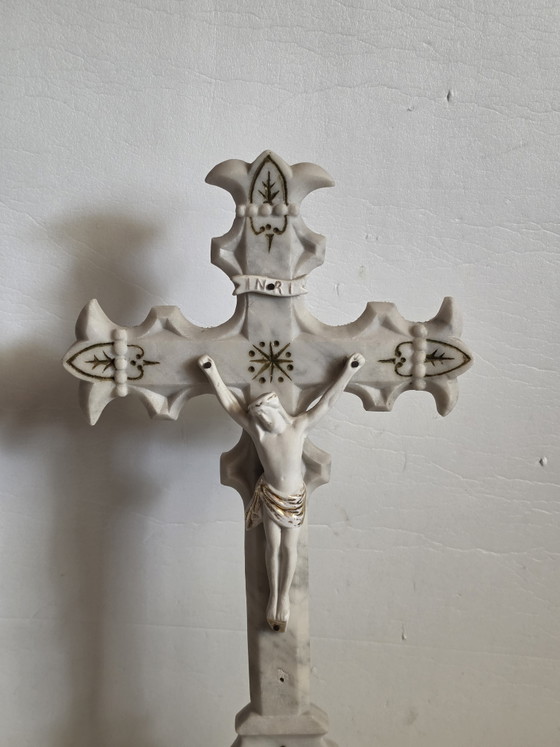 Image 1 of 52 cm – 6 kg – Prachtvolles, aus Marmor geschnitztes Kruzifix auf einem reich verzierten Altarsockel