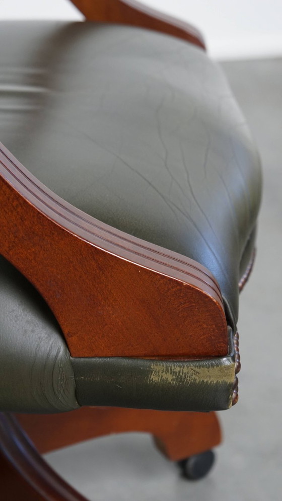 Image 1 of Sedia da ufficio chesterfield in pelle di vacchetta verde in stile inglese su rotelle