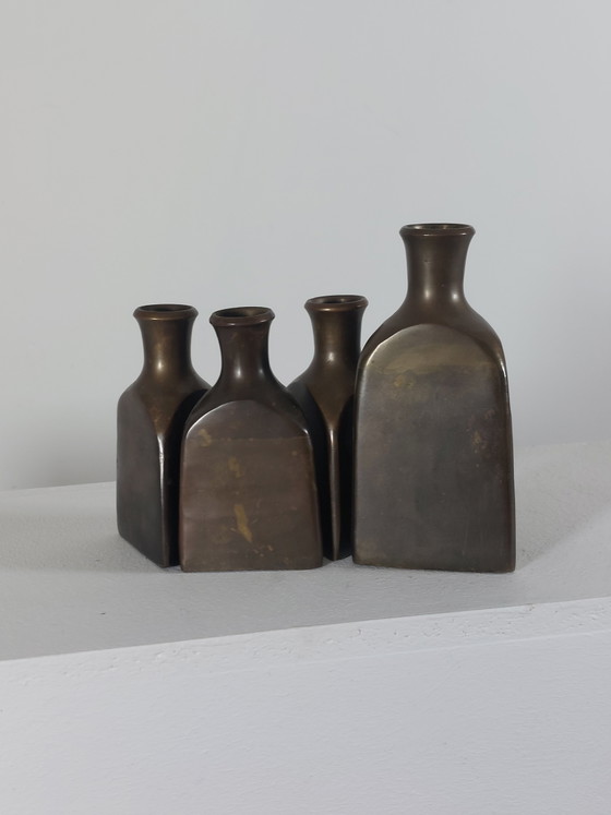 Image 1 of Kwintet van vier driehoekige messing vazen ​​met patina-afwerking.