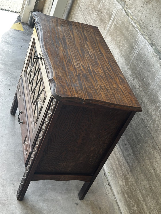 Pequeño armario de almacenamiento de roble tallado – Circa 1930 – Fabrication Artisanale debut XX e s (photo 8 of 15)