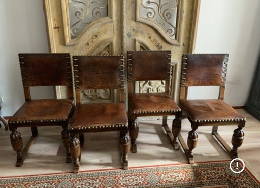 Un conjunto de 4 sillas cromwellianas a juego