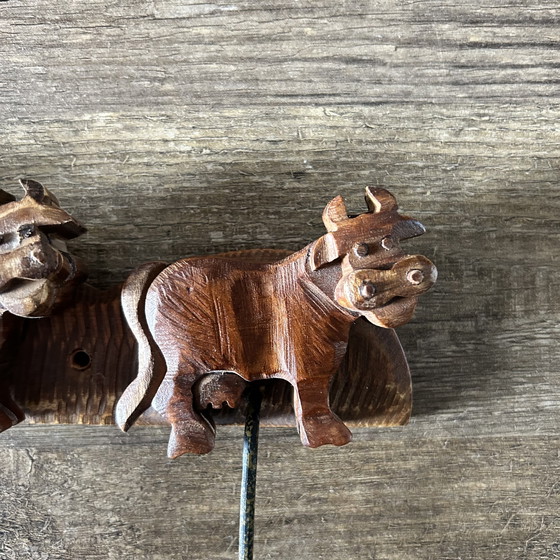 Image 1 of Appendiabiti vintage in legno a forma di mucca