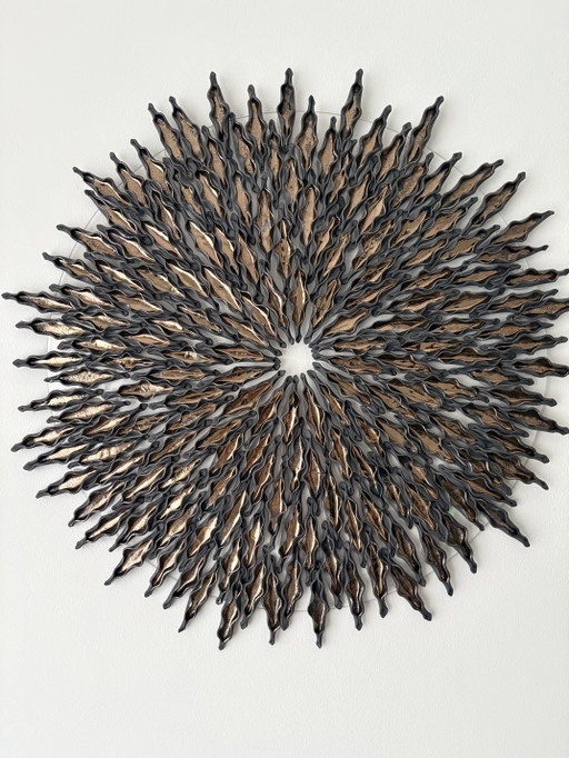 Schwarze Porzellan-Wanddekoration mit goldfarbener Glasur – beeldhouwkunst, Porcelain