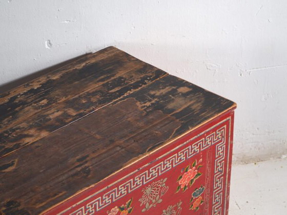 Malle chinoise ancienne peinte en bois de pin – Chine, circa 1930 – Armoires de rangement, Metal (photo 12 of 40)