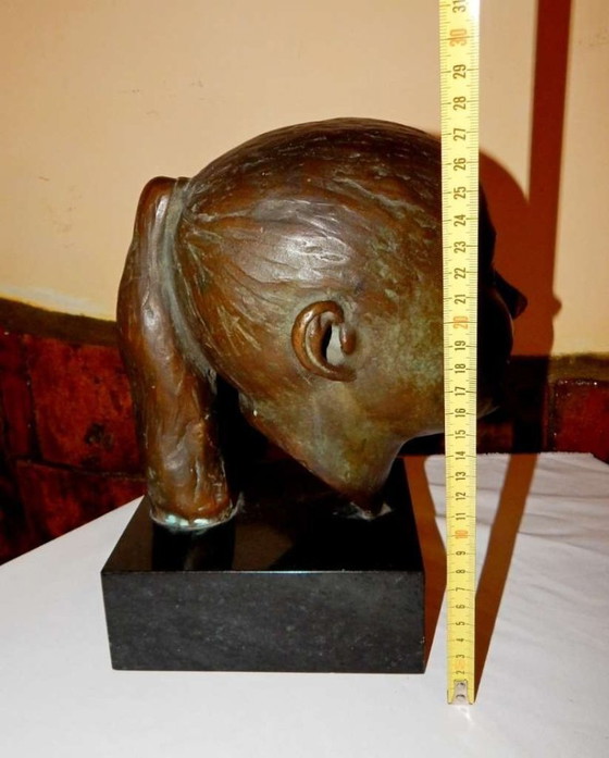 Image 1 of Elegante escultura de bronce: busto de una niña sobre una base de mármol macizo.