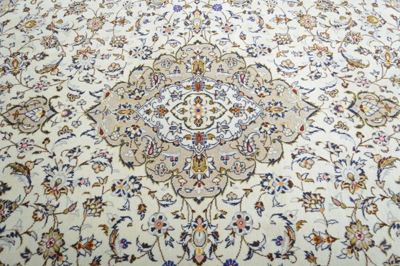 Image 1 of Tapis d'Orient Kashan noué à la main - 301 x 202 cm - Un classique finement travaillé avec un design floral