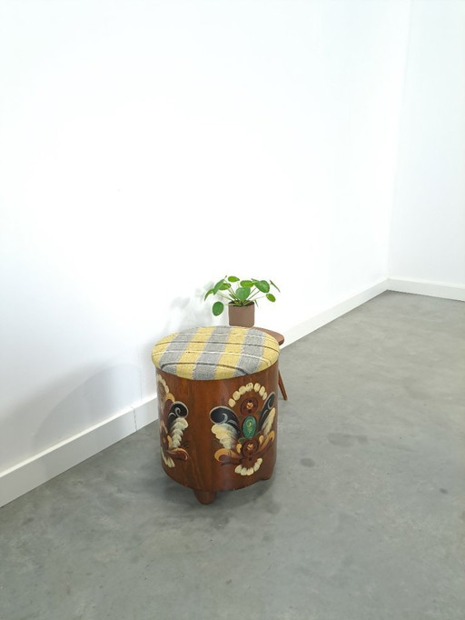 Tabouret de rangement en bois de Suède