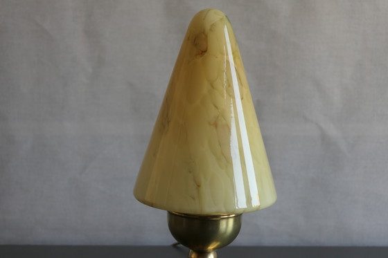 Image 1 of Tre caratteristiche lampade da tavolo Art Déco, coniche, in ottone e vetro marmorizzato