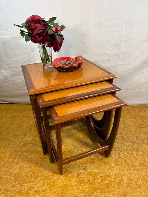 Ensemble de tables gigognes en teck style rétro vintage des années 50, signé G Plan (1960). Cet ensemble de (photo 2 of 12)