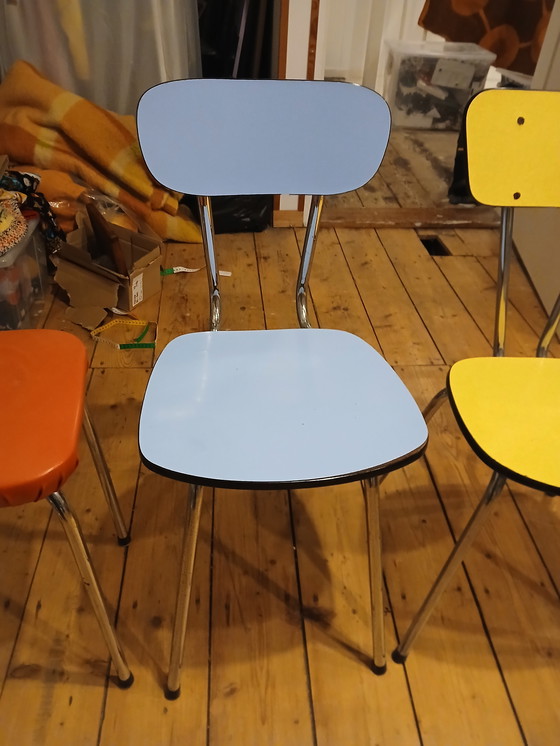 Image 1 of Formica-Möbel, 2 Stühle und 1 Hocker, Primärfarben