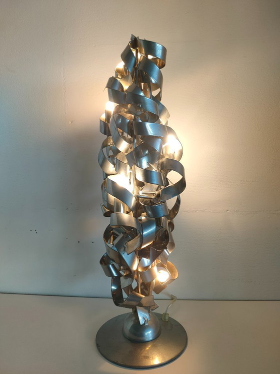 Image 1 of Lámpara de mesa única y exclusiva con detalles metálicos en espiral.