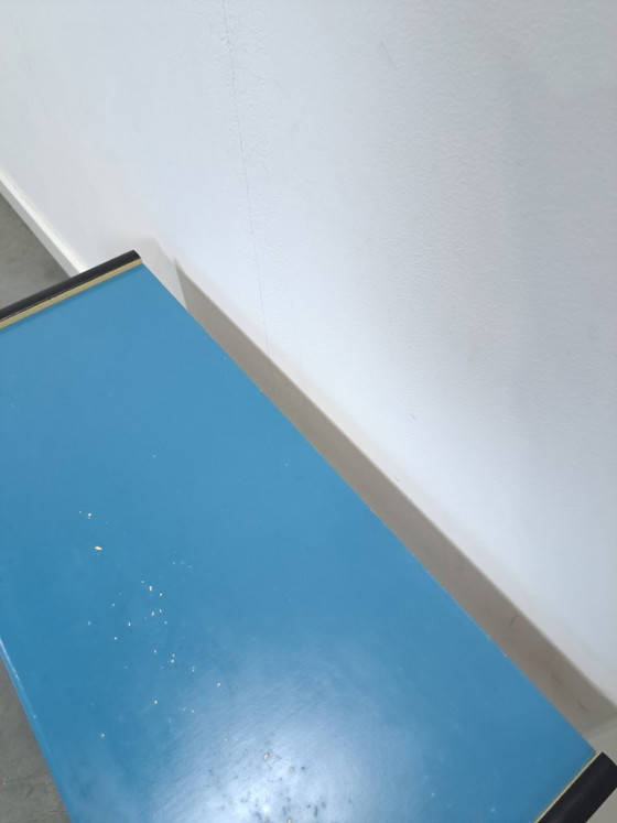 Image 1 of Jaren 50 ladekastje met blauw blad en zwarte poten vintage