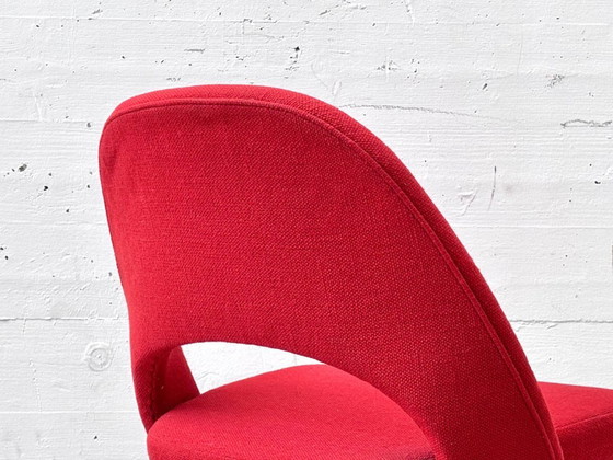 Image 1 of Eero Saarinen für Knoll International – Executive Chair mit rotem Stoffbezug, vertrieben durch Wohnbedarf Roche Basel, 1960er Ja
