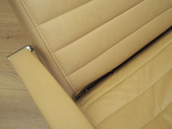 Image 1 of Conjunto de sillón y taburete Lounge, diseño danés, años 70, fabricación: BoConcept