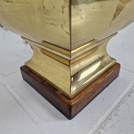 Image 1 of Paar grote Italiaanse Regency stijl tafellampen - Messing en hout met zwarte kappen