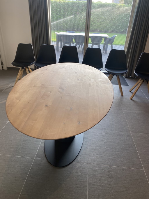 Magnifique table de salle à manger ovale de la marque Bert Plantagie avec 6 chaises.