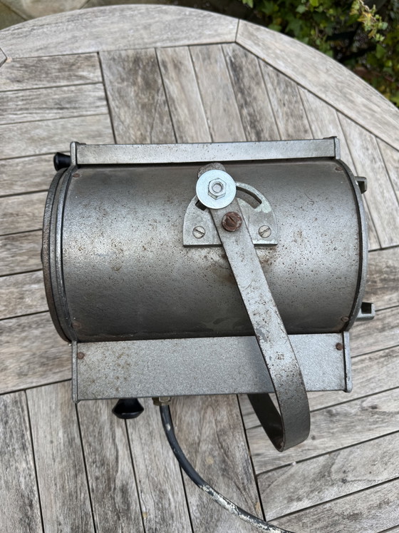 Image 1 of 💡 Lampadaire industriel chargé d'histoire | La précision suisse rencontre l'éclairage scénique néerlandais