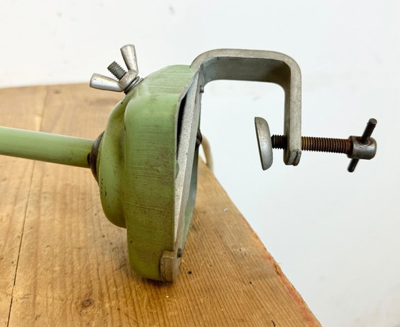 Image 1 of Lampada da tavolo industriale verde da officina, anni '60