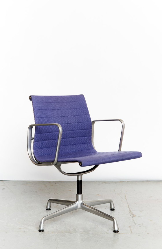 Image 1 of Sedia di gruppo in alluminio Charles & Ray Eames EA 108 per Vitra