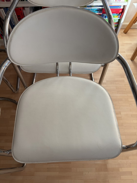 Image 1 of 6 hoogwaardige cantileverstoelen met chromen frame en witte Skai-bekleding.