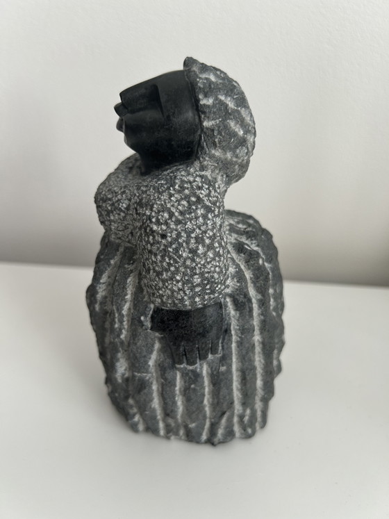 Scultura Shona originale in pietra serpentina – « Proud Lady » di Aron Kapembeza, nipote di Colleen Madamombe (photo 2 of 5)