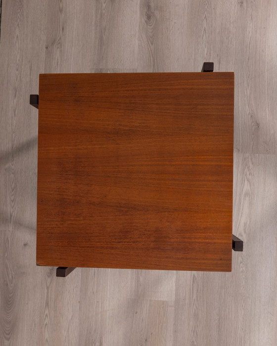 Image 1 of Vintage houten salontafel uit de jaren 60 met Italiaans design.