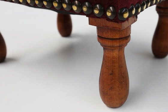 Image 1 of Vintage Art Deco Kruk in rood fluweel met houten poten, jaren 1930