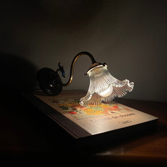 Image 1 of Lámpara de pared de cuello de cisne de latón con pantalla de tulipa de cristal acanalado transparente