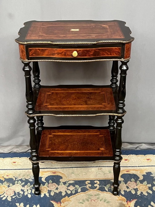 Tavolino con mensola in stile Napoleone III. Fine intarsi in madreperla e decorazioni in bronzo dorato. (photo 2 of 8)