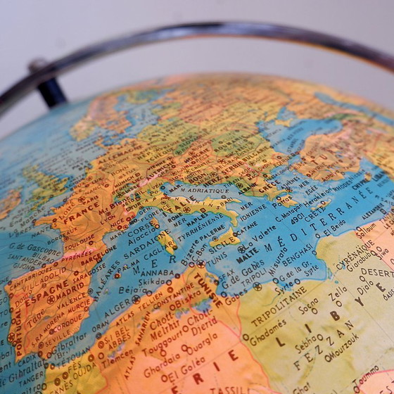 Image 1 of Geoscope verlichte globe op chromen voet, Italië, circa 1980