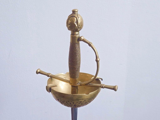 Cenicero vintage de los años 70 con forma de espada, de latón y bronce dorado.
