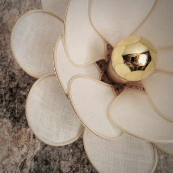 Image 1 of Applique murale fleur, modèle Nénuphar, 16 pétales en rotin et lin (teinte personnalisable)