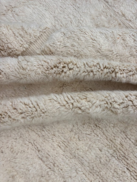 Image 1 of Extra groot Marokkaans Mrirt wollen tapijt 240x350 cm – Wit minimalistisch geometrisch ontwerp