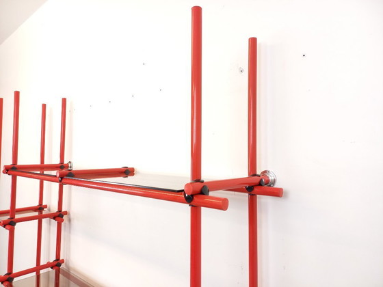 Image 1 of Vintage Italiaanse Bauhaus-boekenkast van rood metaal en rookglas uit de jaren 70.