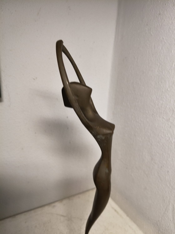 Vintage Minimalist Brass Sculpture Dancer – Authentic Patina – 1980s (photo 5 of 6)