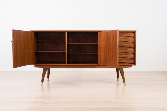 Image 1 of Credenza scandinava in teak, stile Mid-Century Modern, di Sven Andersen, del 1960.