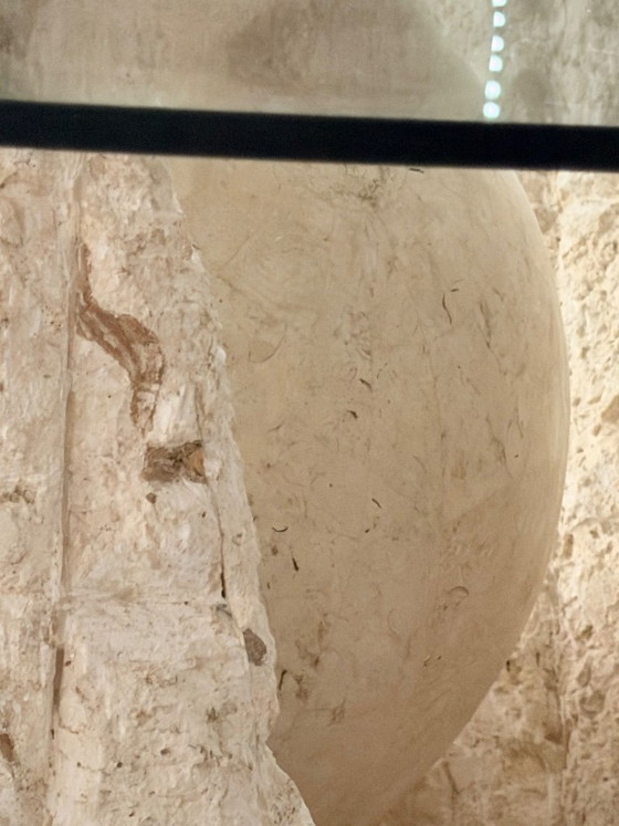 Tavolo da pranzo rotondo in pietra mactan con piano in vetro e base brutalista, Tavoli da pranzo, Crema (foto 2 di 6)