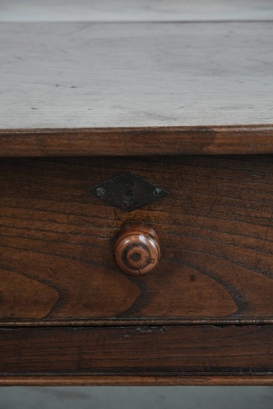 Image 1 of Antieke en tijdloze Zuid Europese salontafel gemaakt van kastanjehout uit de 18e eeuw met twee lades